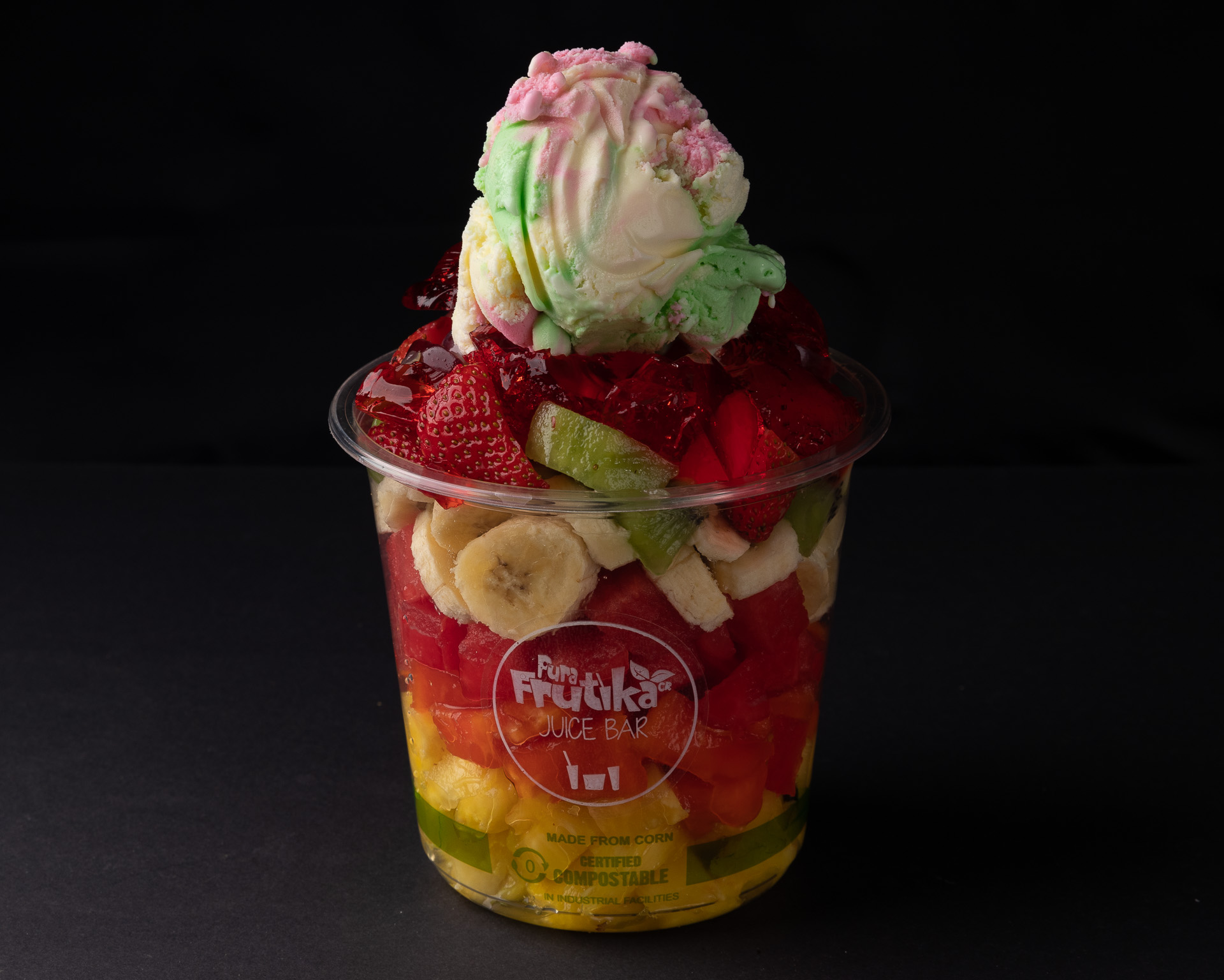 Ensalada de frutas Pura Frutika con helado, fresa, kiwi, banano y piña